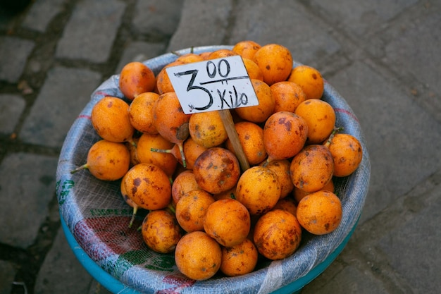 リマペルーの地元の市場での新鮮な果物と野菜