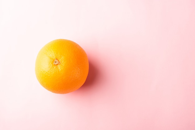 Frutta arancione piena fresca nello studio di tiro