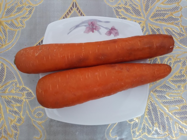 Photo fresh ginger root in a white pot at table