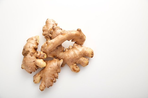 Photo fresh ginger on white background