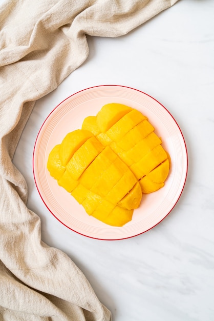 Photo fresh and golden mango sliced on plate