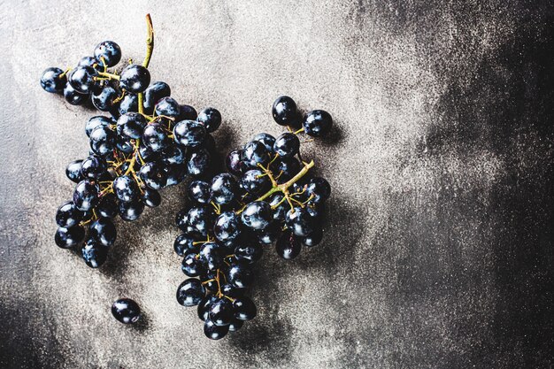 Свежий виноград на темной поверхности