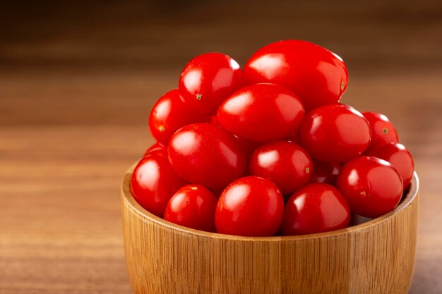 Свежие виноградные помидоры в миске на столе