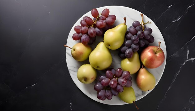 Photo fresh grapes and pears on marble board