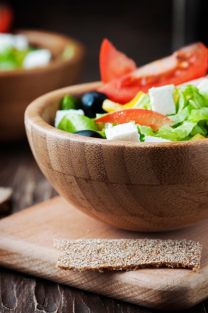 Foto insalata greca fresca con olio d'oliva