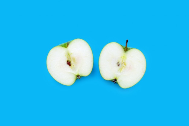 Photo fresh green apple on blue background.