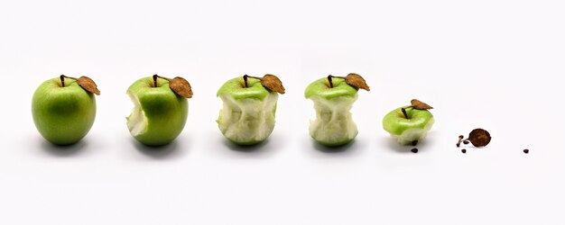 Mela verde fresca e mangiare mela verde isolato su sfondo bianco.