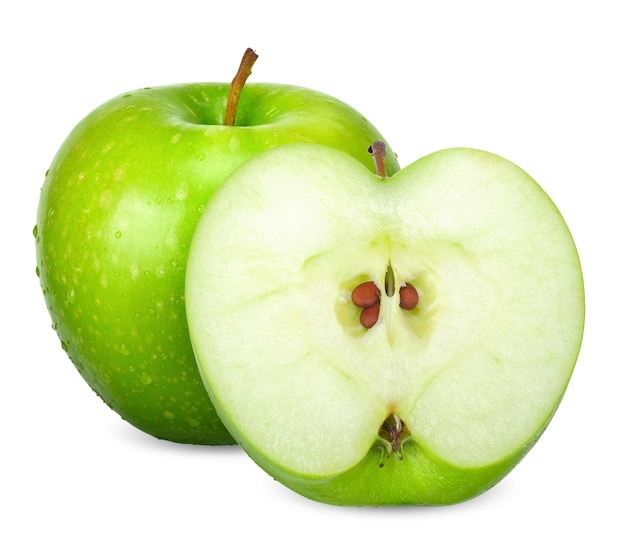Свежее зеленое яблоко и половина с каплей воды, изолированные на белом фоне