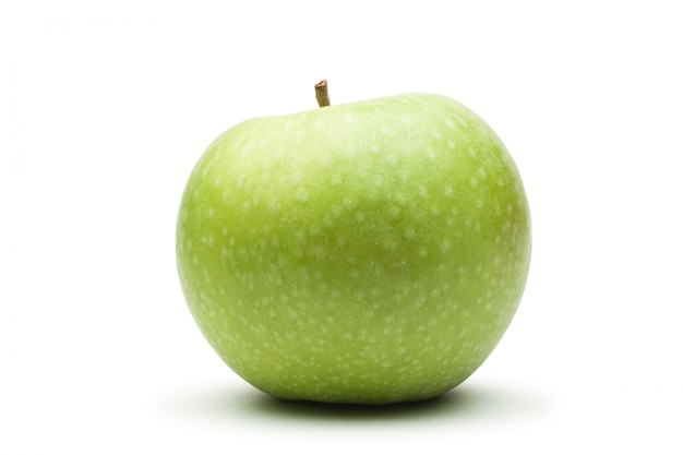 Свежее зеленое яблоко изолировано