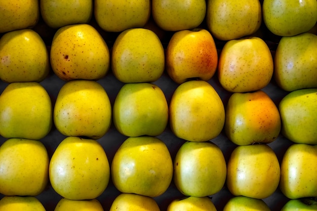 Foto mele verdi fresche al mercato