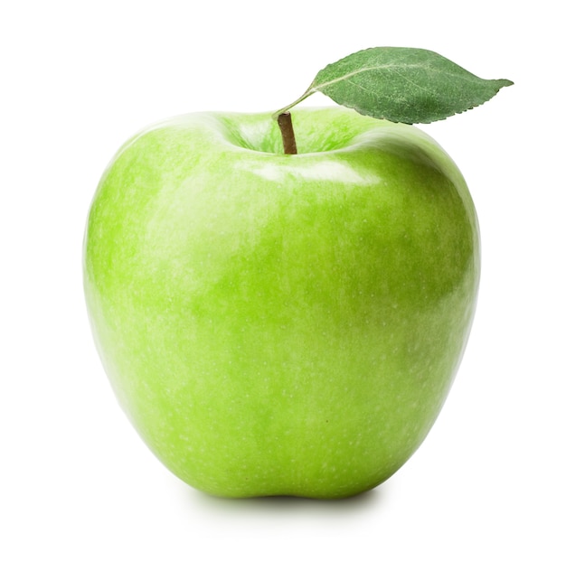 Свежее зеленое яблоко с зелеными листьями