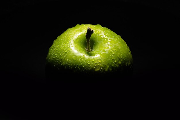 Свежее зеленое яблоко с каплями воды
