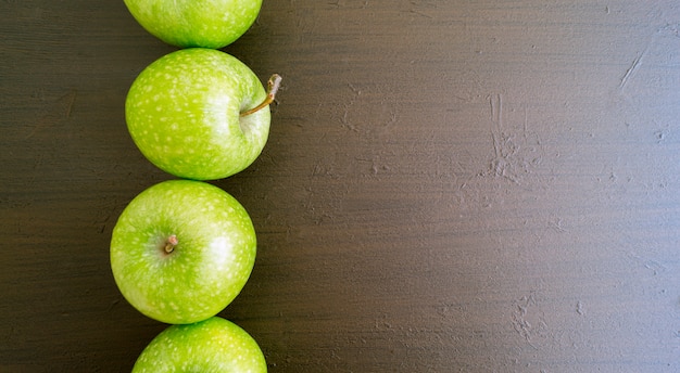 Свежие зеленые яблоки на столе, крупным планом.