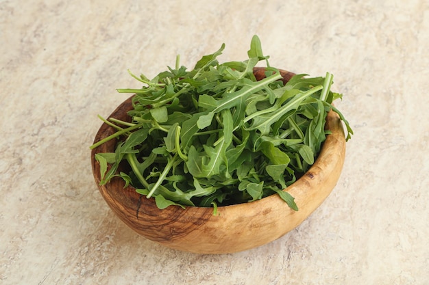 그릇에 신선한 녹색 arugula