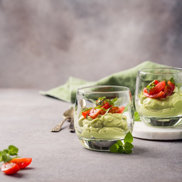 Mousse di avocado verde fresca