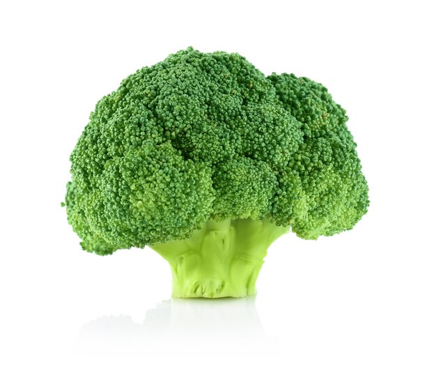 Foto broccoli verdi freschi su fondo bianco