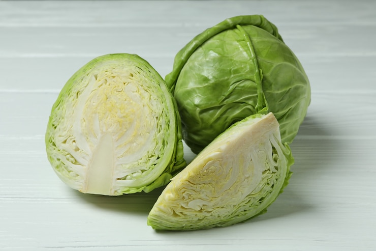 Photo 白い木の上の新鮮な緑のキャベツ