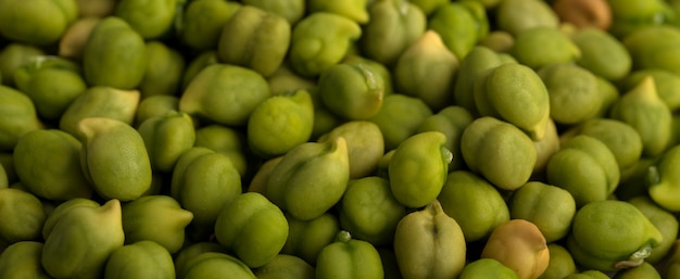 Photo fresh green chickpea on a bright background