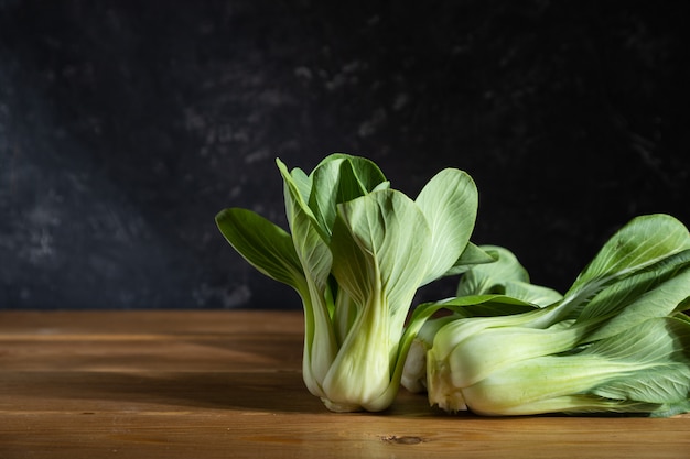 木製の背景に新鮮な緑の白菜