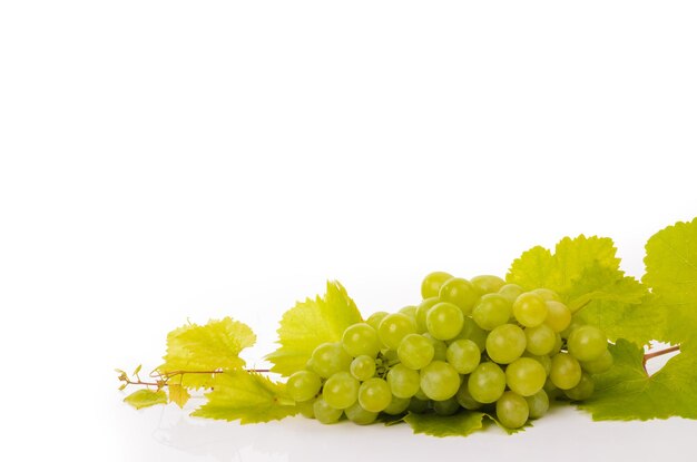 Фото Свежий зеленый виноград с листьями на белом фоне