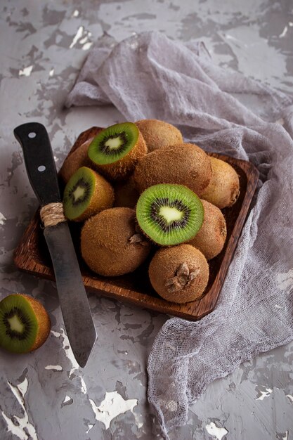 Kiwi verde fresco in ciotola di legno