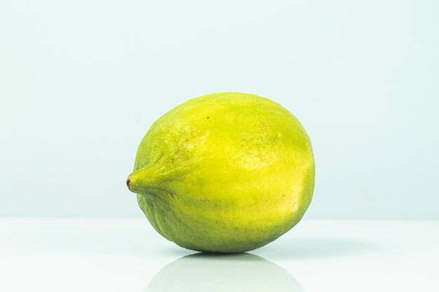 Photo fresh green lime fruit on white background