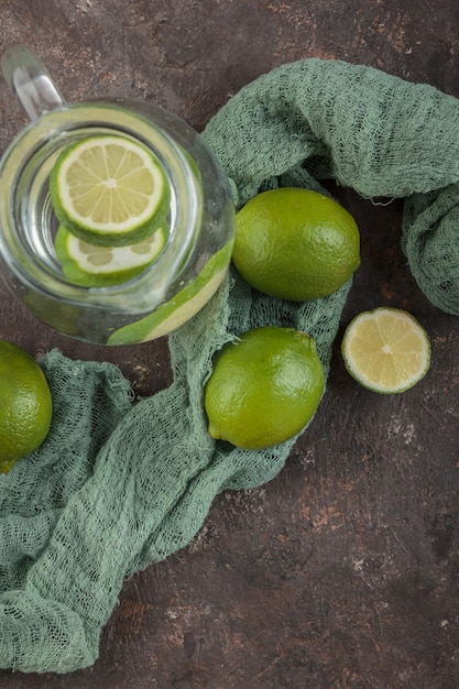 Foto limetta verde fresca e limonata