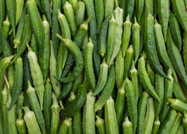 写真 市場での販売のための新鮮な緑のオクラ野菜ディスプレイ