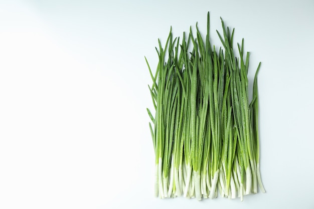 Cipolla verde fresca con gocce d'acqua su sfondo bianco isolato