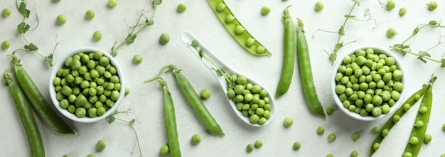 白い背景の上の新鮮な緑のエンドウ豆