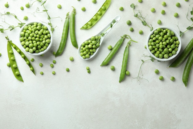 Photo fresh green pea on white
