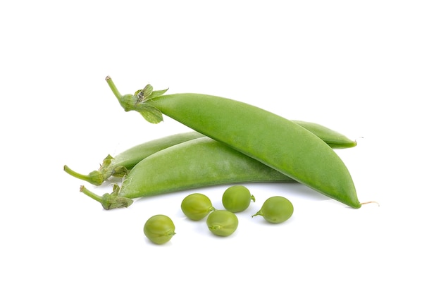 Photo fresh green peas on white