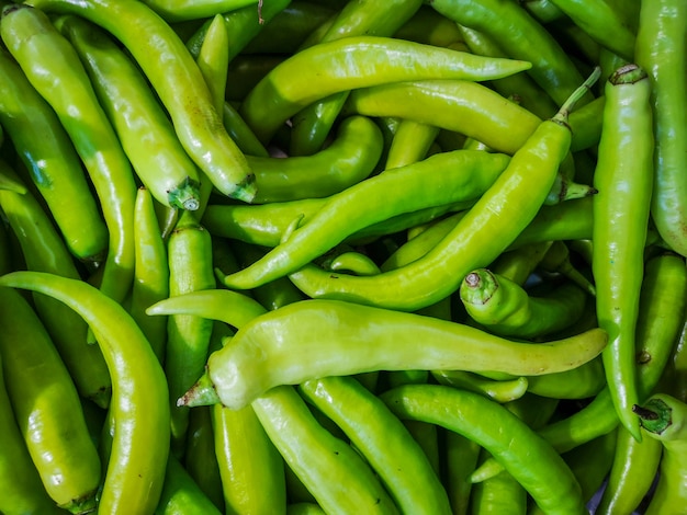 Peperone verde fresco in vendita sul mercato.