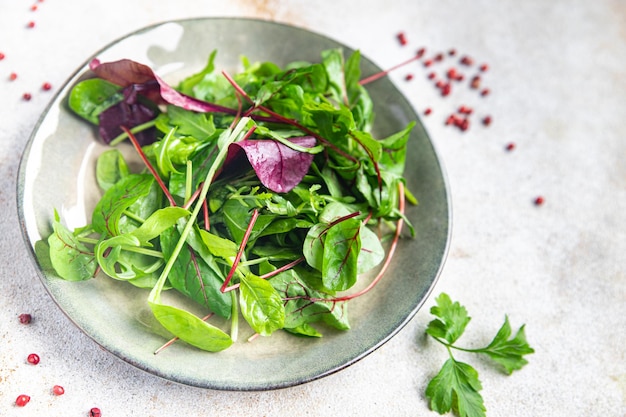 Le foglie di insalata verde fresca mescolano uno spuntino alimentare sano sul fondo dell'alimento dello spazio della copia del tavolo