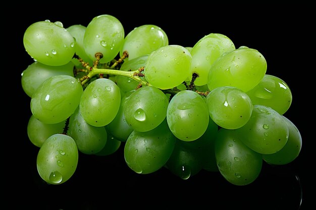 Свежий зеленый блестящий мускатный виноград, изолированный на альфа-фоне