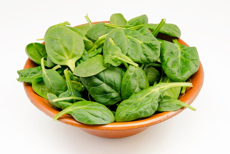 Photo fresh green spinach leaves