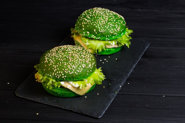 黒の新鮮な緑のおいしいハンバーガー