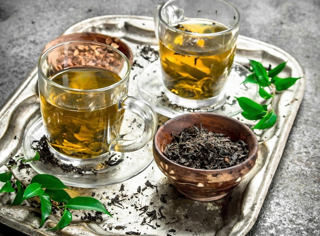 素朴な背景のスチールトレイに新鮮な緑茶