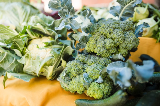 Foto verdura verde fresca da vendere nel mercato