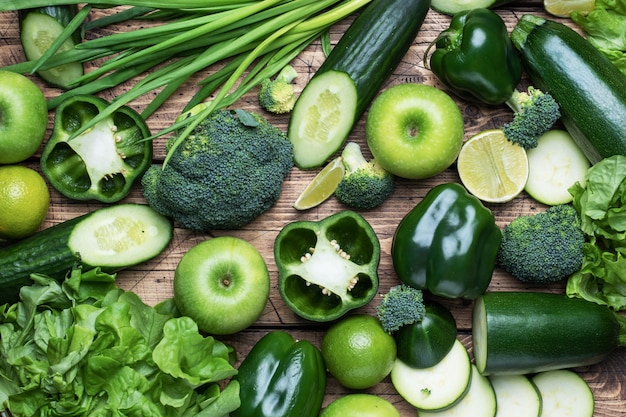 新鮮な緑の野菜とハーブ