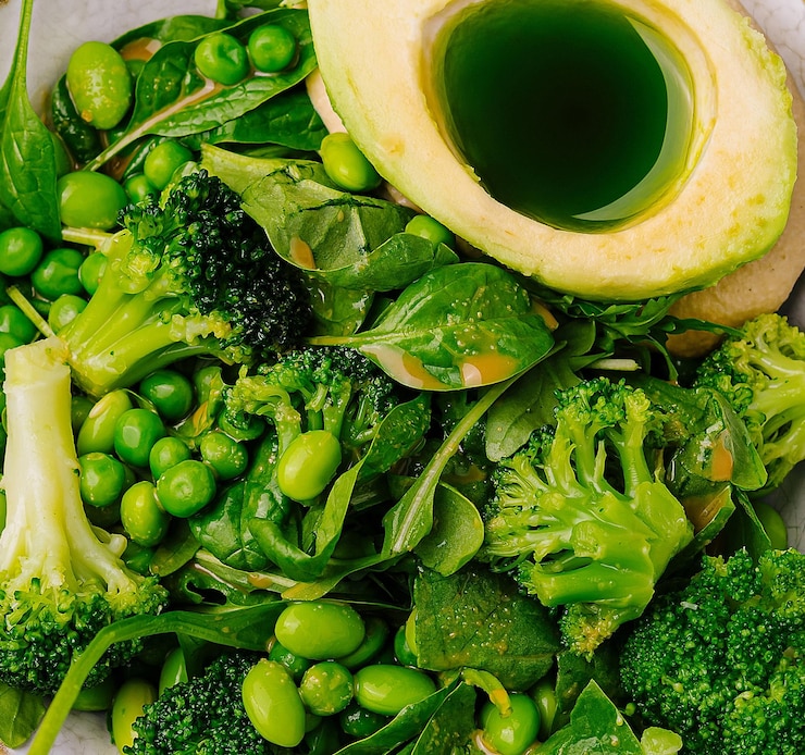 Photo fresh green vegetarian bowl with avocado and broccoli