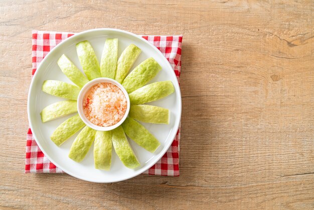 Fresh Guava Sliced with Chili and Salt Dipping