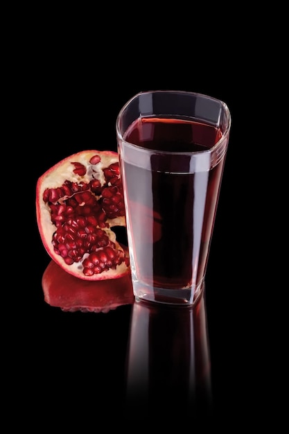 Photo fresh half of pomegranate and juice