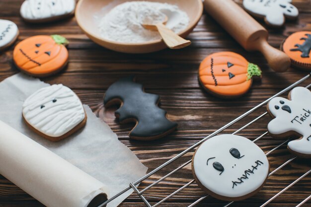 Photo fresh halloween gingerbread cookies on wooden table.