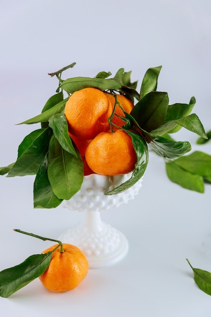 Foto fresco raccolto di mandarino, mandarino con foglie verdi.