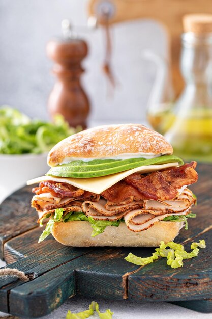 Photo fresh and healthy avocado turkey sandwich with swiss cheese