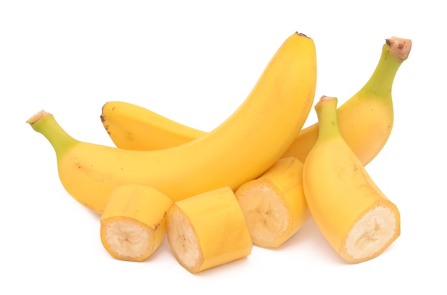 白い表面に分離された新鮮で健康的なバナナ