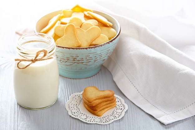 Photo fresh healthy milk and cookies.