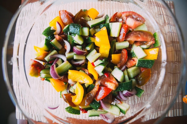 Свежий полезный салат с оливковым маслом и овощами