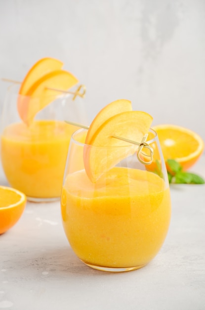 Fresh、オレンジ、生ingerの新鮮でヘルシーなスムージー。